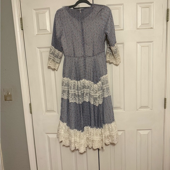 Dainty Jewells Blue and Cream Lace Midi Dress - Picture 6 of 7